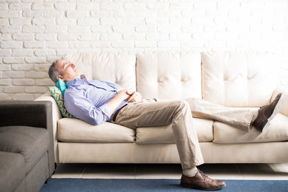 Hombre cansado descansando en el sofá